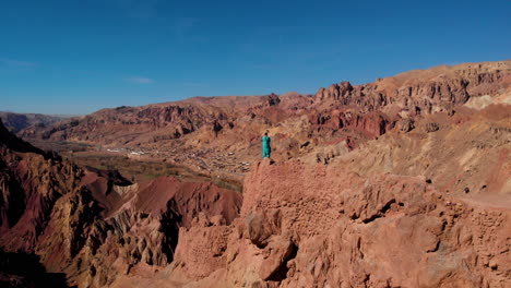 Hombre-Afgano-En-Lo-Alto-De-Un-Acantilado-De-La-Fortaleza-De-Shahr-E-Zohak-Con-Vistas-A-La-Ciudad-De-Bamyan-En-Afganistán