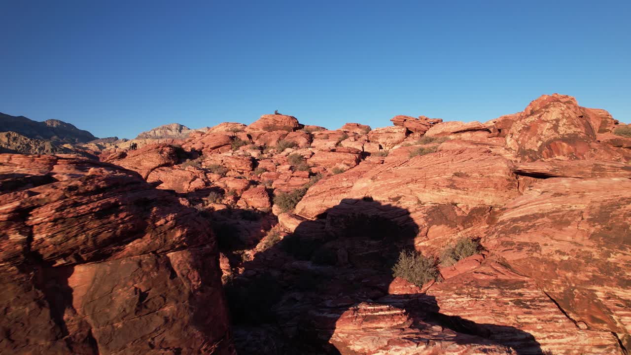 Formación rocosa roja en Las Vegas, destino turístico, vista aérea de cañón y roca gigante.