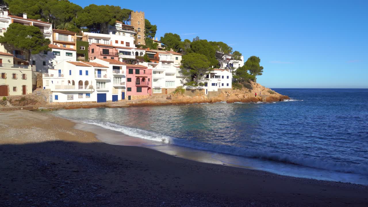 sa thunfisch, europäischer strand im mittelmeer, spanien, weiße häuser, ruhiges meer, türkisblaues begur, costa brava, ibiza