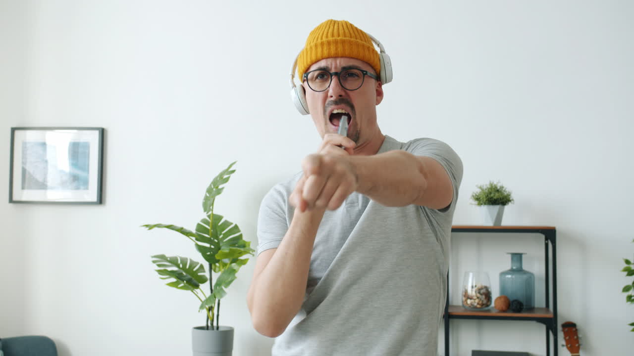 hombre cantando y bailando en casa