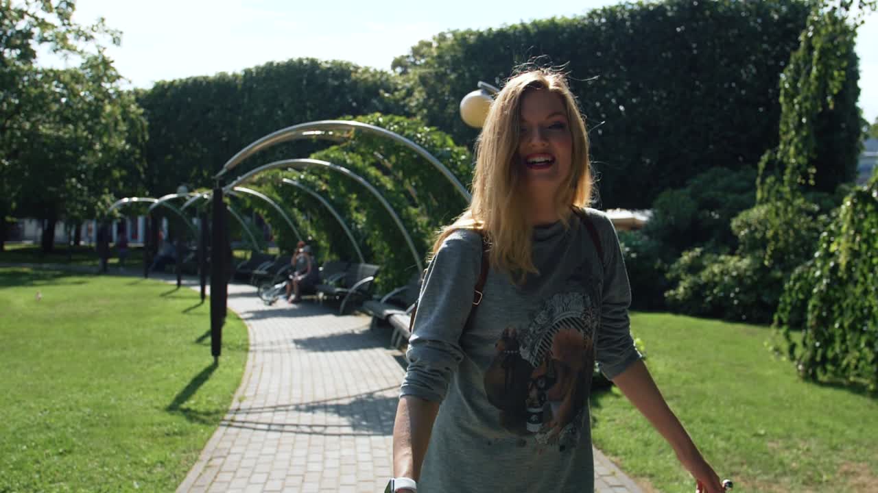 아름 다운 여자는 공원에서 그녀를 따라 우리를 초대