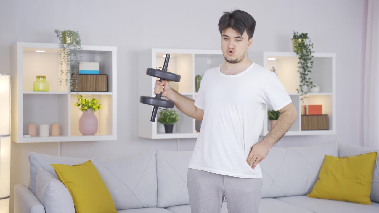 허리 근육을 훈련하는 남자, 보디 빌딩.