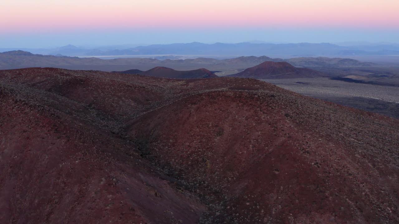 paisaje desértico del sur de california, campo volcánico cima al amanecer
