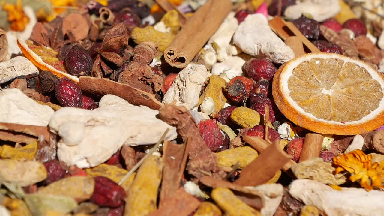 다양한 건조한 향신료와 과일