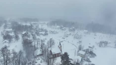 vuelo aéreo sobre las dos iglesias de monson cubiertas de nieve