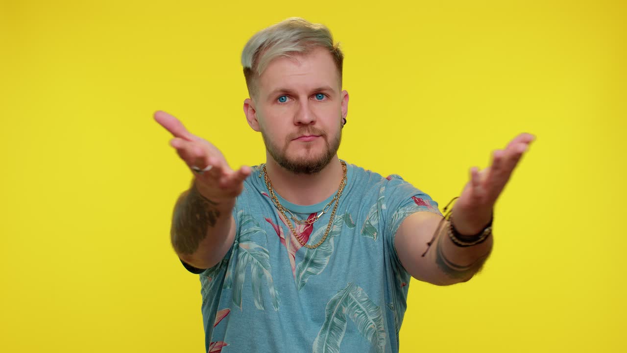 hombre con cabello rubio y barba sonriendo y dando la bienvenida con los brazos abiertos