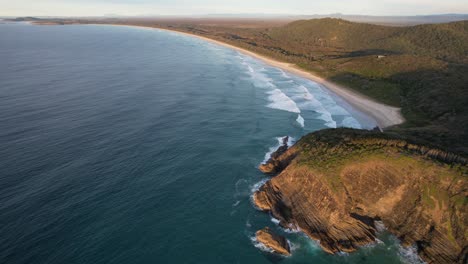 cabeza de media luna - playa de goolawah - playa de guijarros - nueva gales del sur - nsw - australia - toma aérea lenta