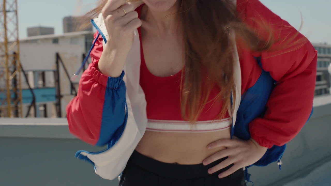 옥상에서 춤을 추는 행복한 여자 바보 같은 춤을 즐기고 재미있는 미친 댄서 소녀 도시에서