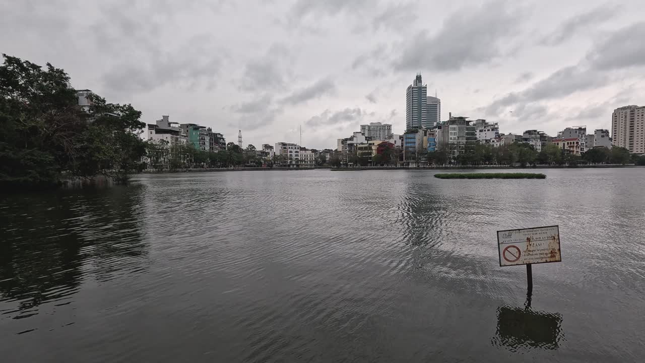 조용한 호수를 가로지르는 도시 풍경의 타임 스