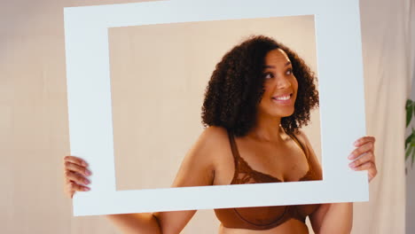 fotografía de estudio de una mujer natural y segura en ropa interior haciendo caras divertidas en el marco de la imagen