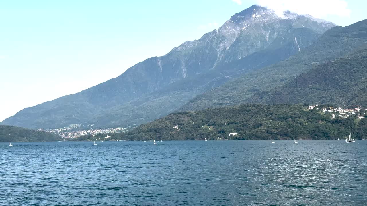 vista de los alpes en el lago como en italia