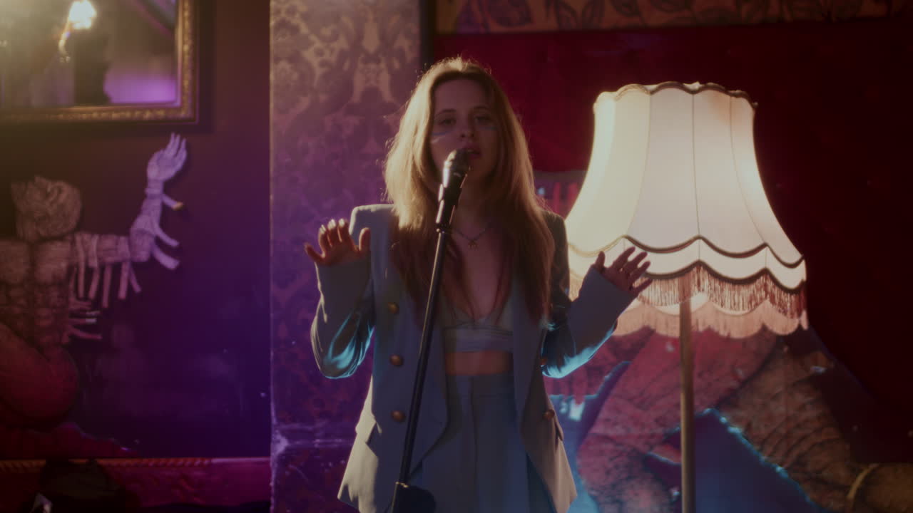 무대에서 노래하는 여자