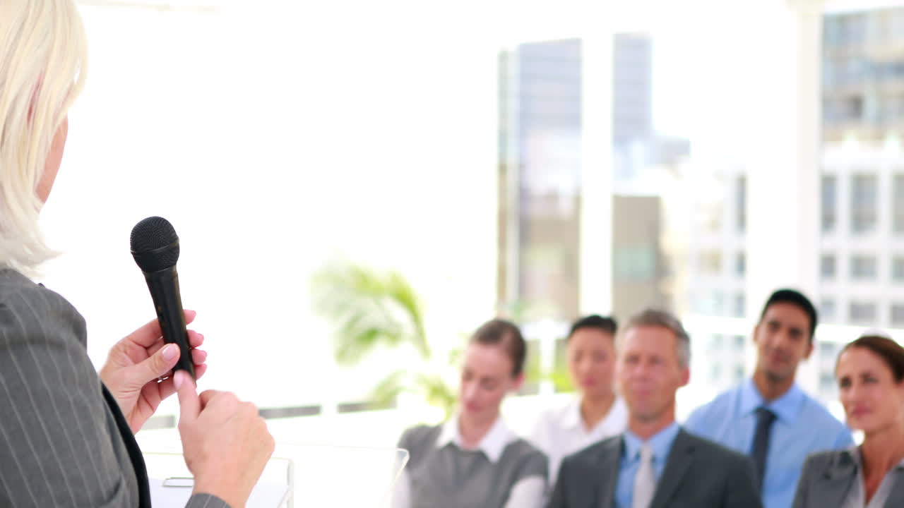 프레젠테이션 을 듣고 있는 사업가 들