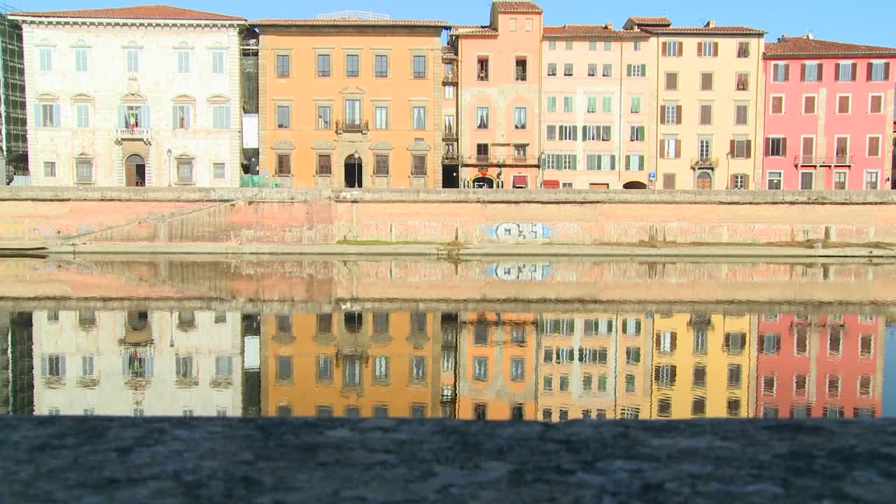 건물 라인과 피사 이탈리아의 대칭 운하에 반영됩니다