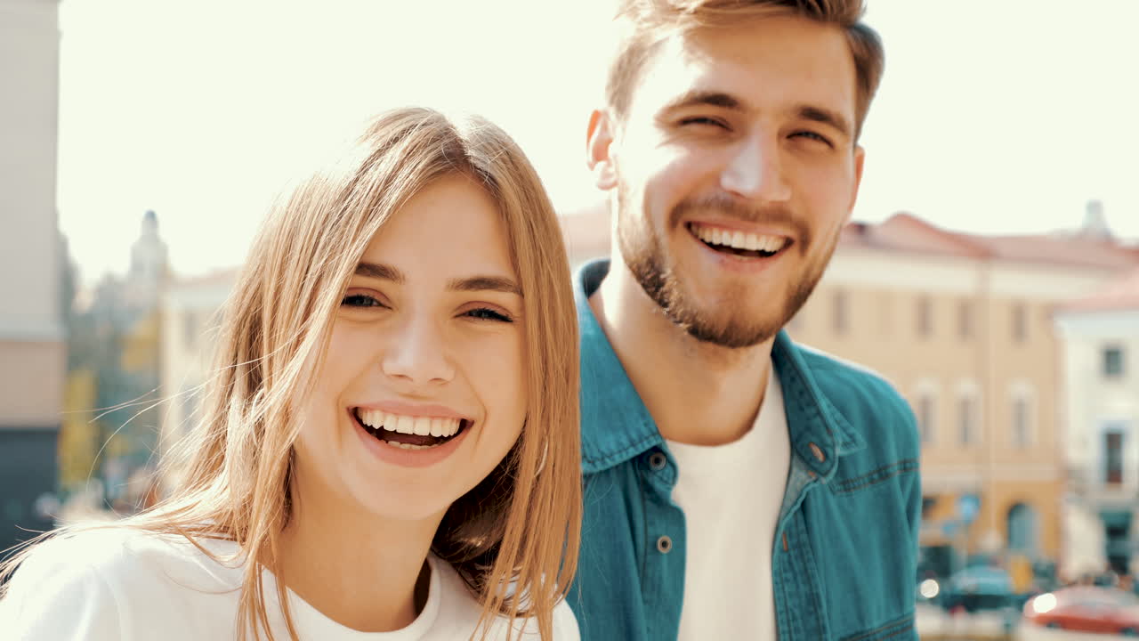 счастливая пара в городе