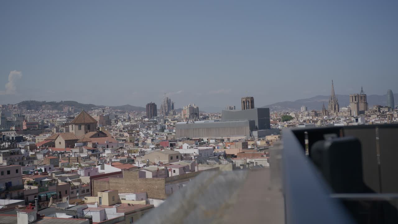 vista general de barcelona, españa, a primera hora de la mañana mientras los pájaros vuelan a lo largo del horizonte de la ciudad en 6k
