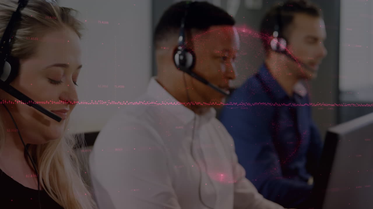 animación del procesamiento de datos financieros sobre diversas personas de negocios con auriculares