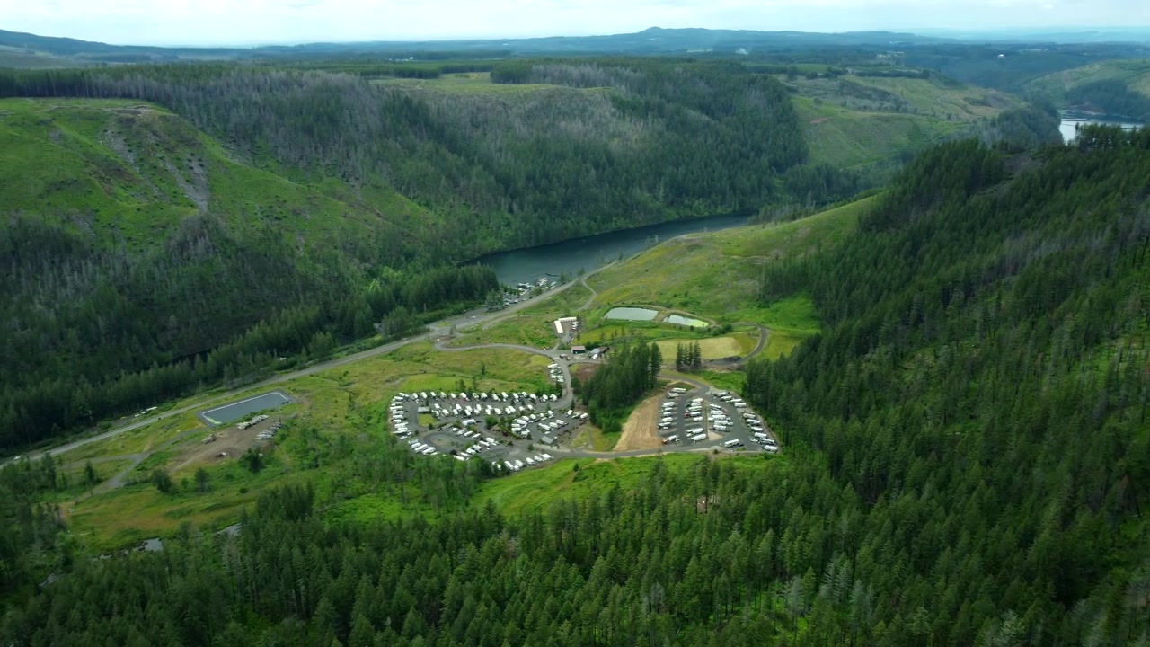 USA, OR, Estacada, Promontory Park, 2024-06-17 - Panorering af North Fork af Clackamas-floden, PGE-campingpladsen og marinaen samt en autocamperpark.