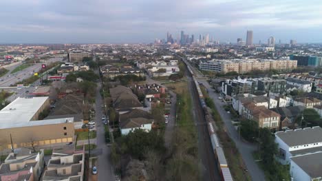 Antena-Del-Paisaje-De-La-Ciudad-De-Houston-Con-El-Centro-De-Houston-En-Segundo-Plano