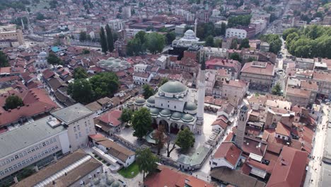 Aérea:-Mezquita-Gazi-Husrev-beg-En-Medio-Del-Paisaje-Urbano-De-Sarajevo