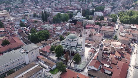 imagen aérea: la mezquita gazi husrev-beg en medio del paisaje urbano de sarajevo