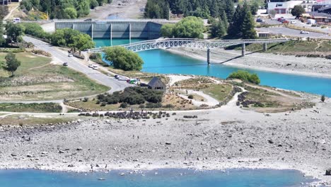 Touristen-Genießen-Sonnigen-Tag-Rund-Um-Die-Kirche-Des-Guten-Hirten,-Lake-Tekapo