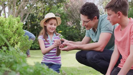 Glückliche-Kaukasische-Familie,-Die-An-Sonnigen-Tagen-Im-Garten-Arbeitet