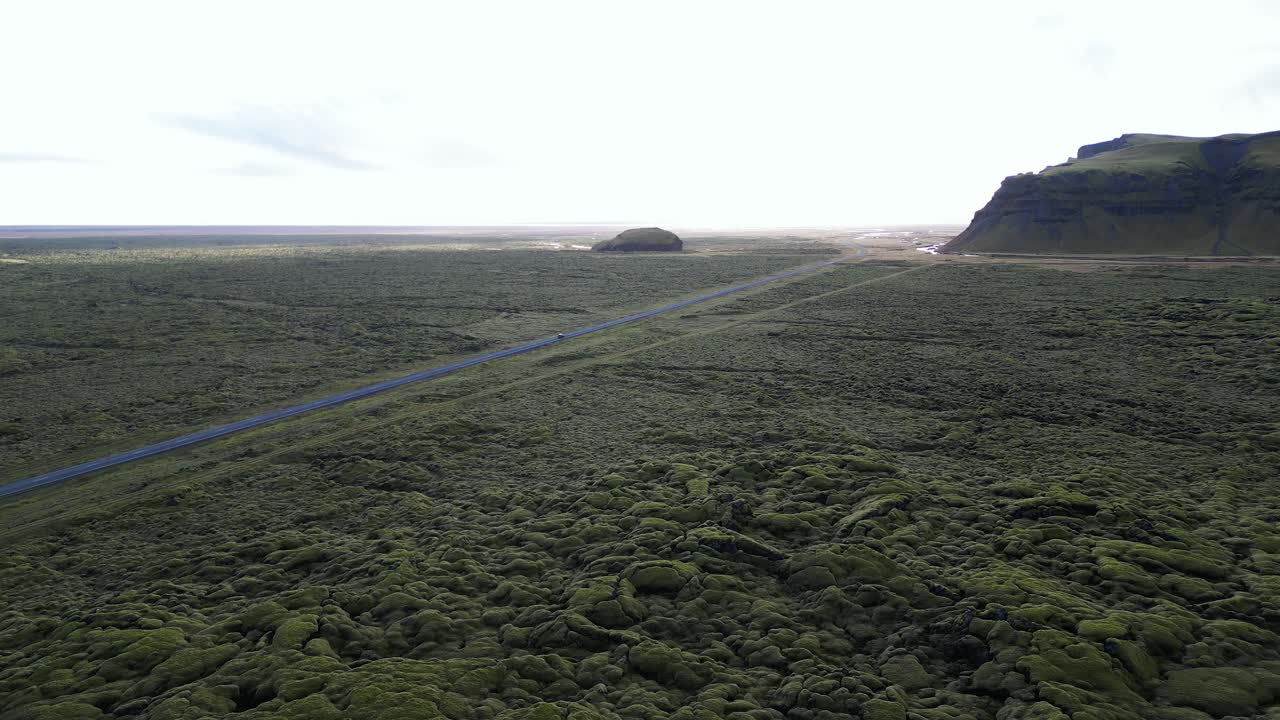 carretera en el impresionante paisaje verde y rocoso del sureste de islandia, vista aérea