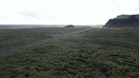 Straße-In-Atemberaubender-Grüner-Und-Felsiger-Landschaft-Im-Südosten-Islands,-Luftaufnahme