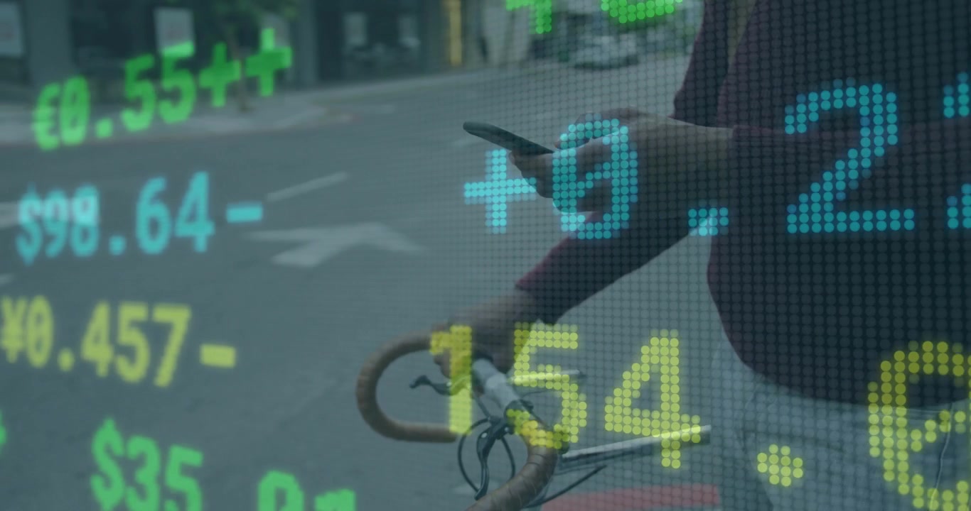 Uomo che spinge la bici verso il marciapiede e tira fuori lo smartphone mentre controlla i dati di borsa con cifre che sfarfallano.