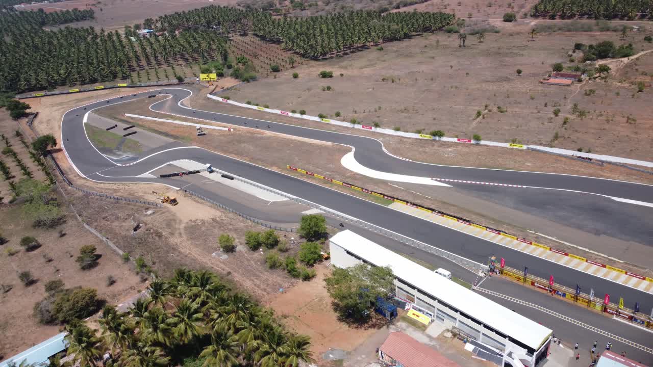 vista aérea panorámica de la pista de carreras kari motor speedway en chettipalayam, evento de carreras de bicicletas en la pista, coimbatore, tamil nadu, india