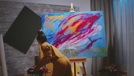 artista femenina trabajando en la pintura