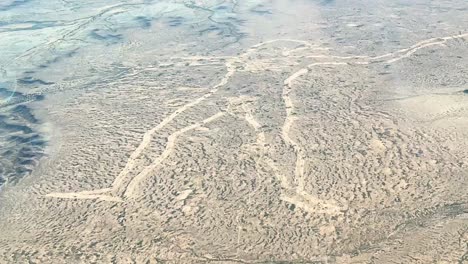 vista aérea del misterioso geoglifio del hombre de marree en el interior de australia