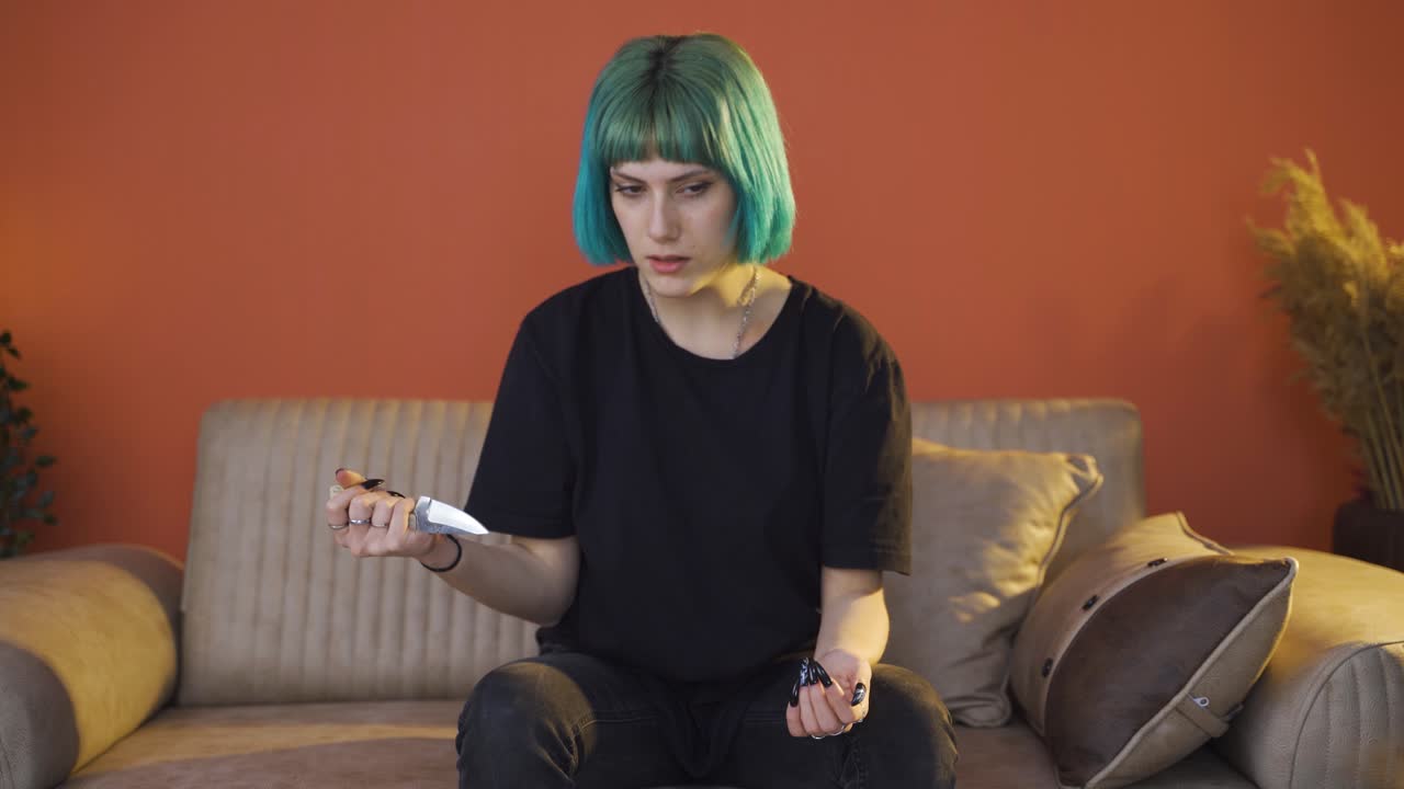 la joven que quería suicidarse con un cuchillo.