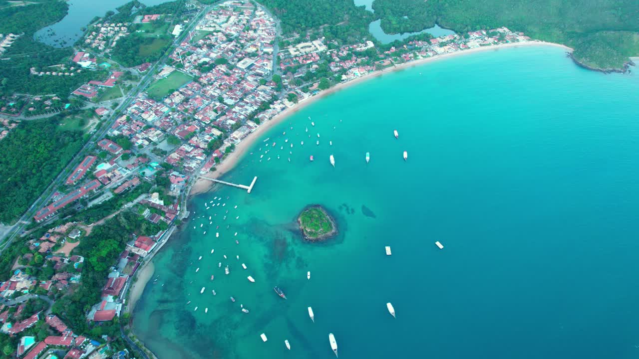 프라야 도 칸토 (praia do canto) 와 카보클로 (caboclo) 섬의 넓은 위에서 내려다보는 풍경, 부지오스 (buzios) 의 투르코이즈 물 만