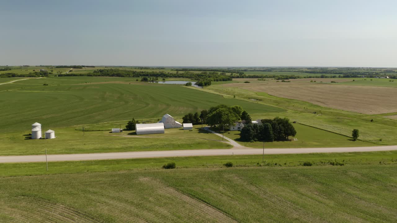 Drone che vola sopra una casa colonica in un pomeriggio d'estate nel Midwest degli Stati Uniti.