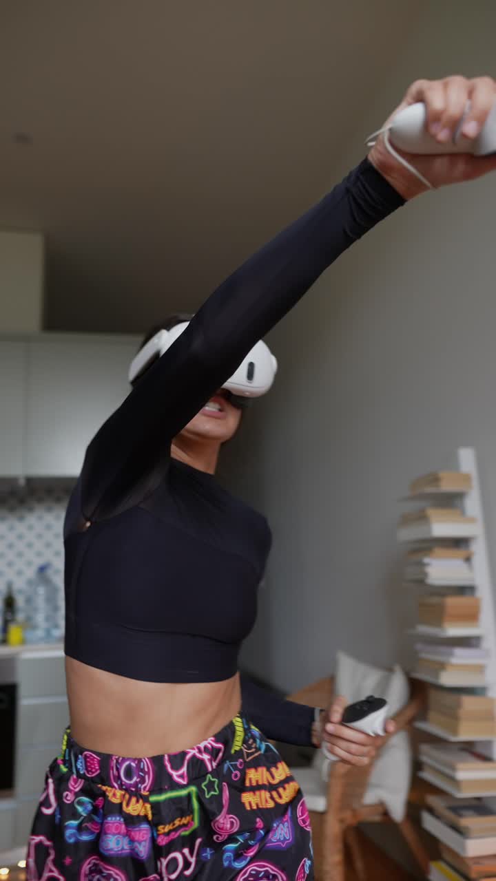 mujer jugando a un juego de realidad virtual en casa