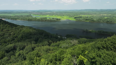 Grüne-Wälder-In-Den-Tälern-Des-Mississippi-River-Im-Great-River-Bluffs-State-Park,-Minnesota,-USA