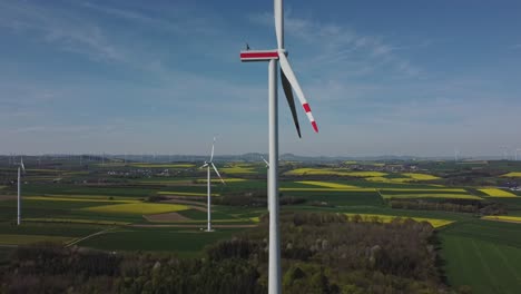 Luftaufnahme-Einer-Neu-Errichteten-Windkraftanlage---Drohnenschuss-Rückzug