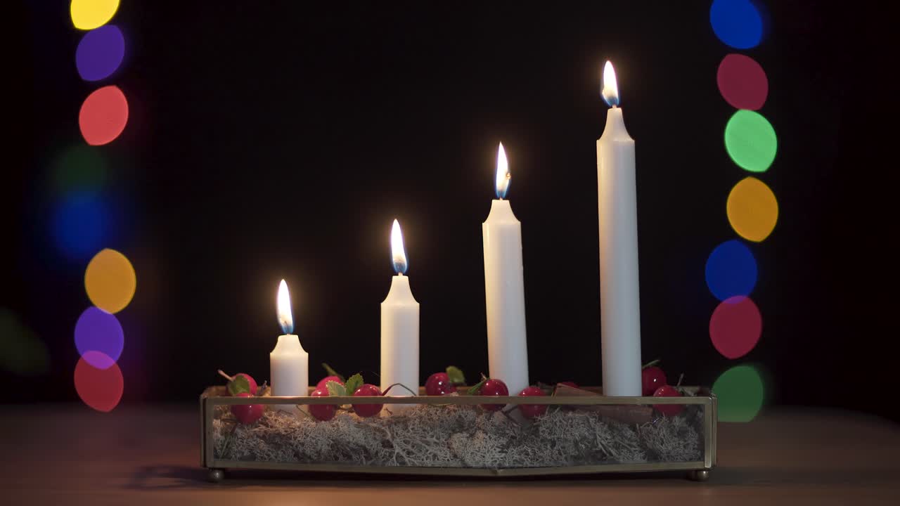 las cuatro velas de adviento encendidas