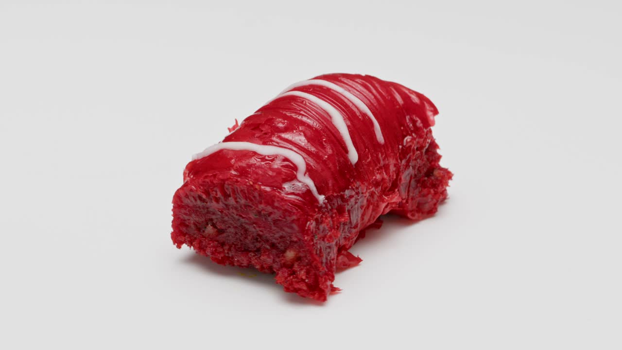 postre de baklava en un fondo blanco rotativo aislado