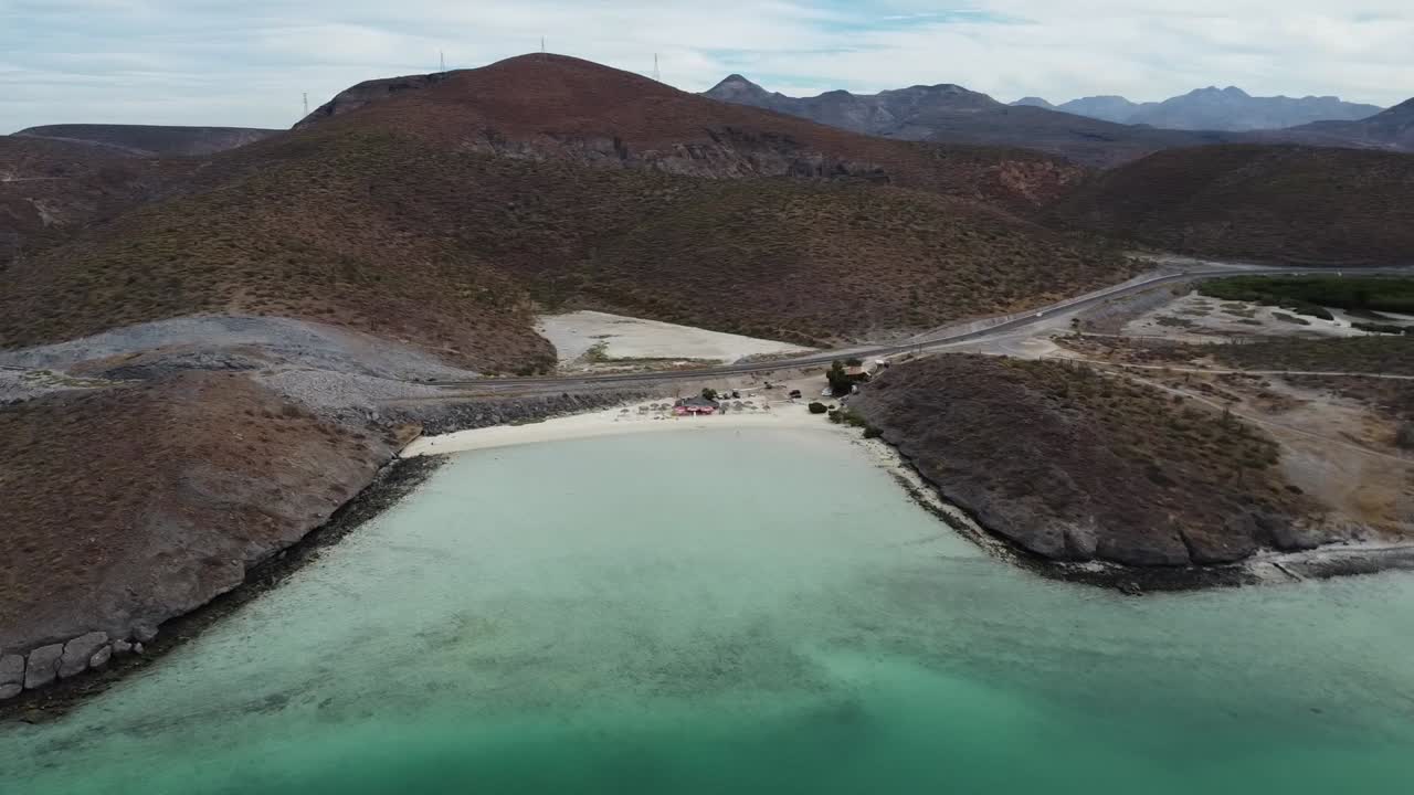 라 파즈 바야 캘리포니아 서 멕시코 근처의 플라야 엘 테콜로테의 공중 뷰. 아름다운 해변과 멋진 산이 배경입니다.