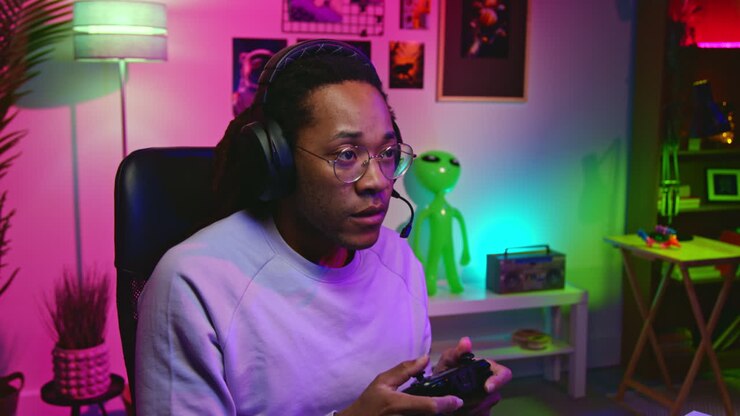 Uomo che gioca ai videogiochi con una cuffia