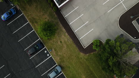 antena aérea dinámica de arriba hacia abajo sobre el techo y el estacionamiento