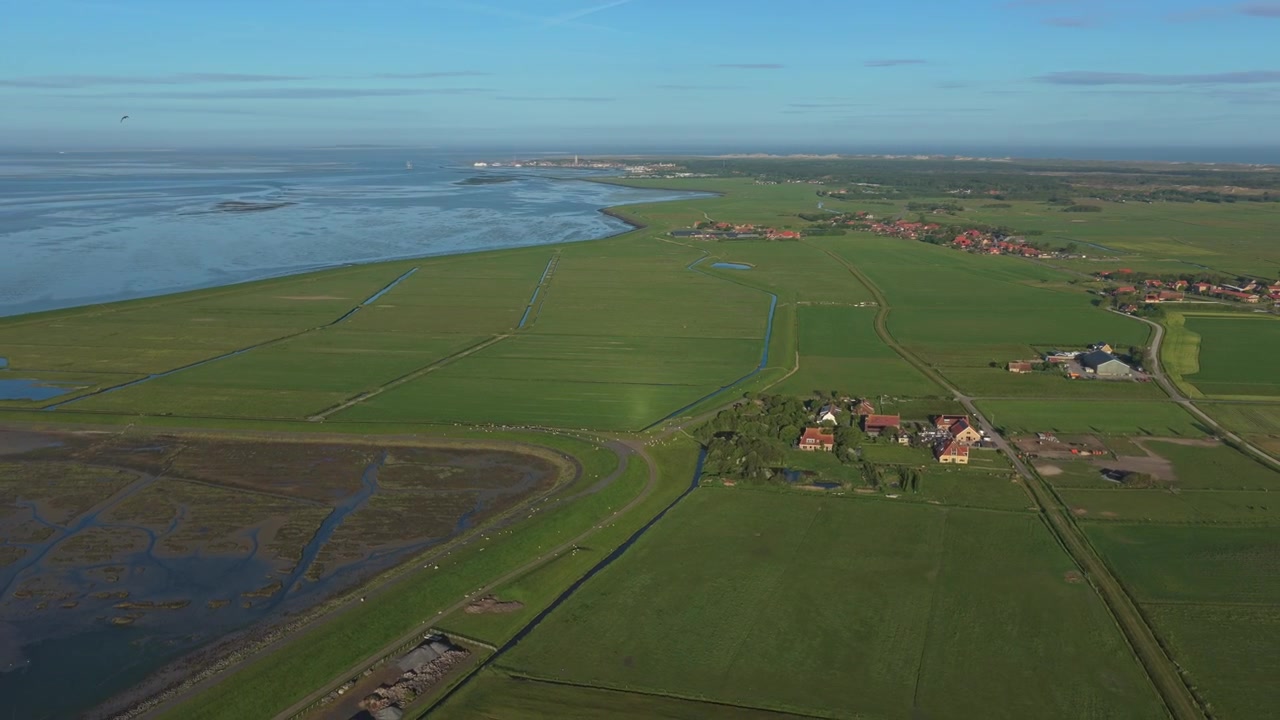 Vista aérea sobrevolando el paisaje de pólderes holandeses de Terschelling