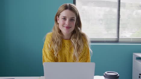 mujer caucásica trabajando en la computadora