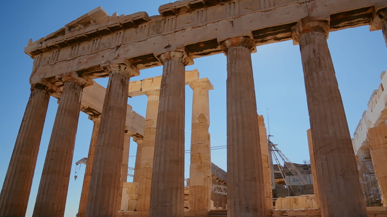 pan de ángulo bajo de las columnas de la acrópolis y el partenón en la cima de una colina en atenas grecia 1