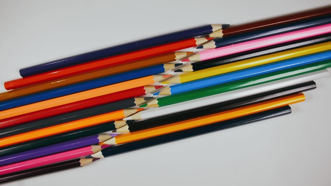 el bolígrafo se sintió en el tocadiscos. el marcador girar girar. girar, crear patrón, hacer el diseño de la forma del círculo. vista superior, colocación plana