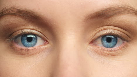 Cara-De-Mujer,-Ojos-De-Color-Azul-Y-Enfoque