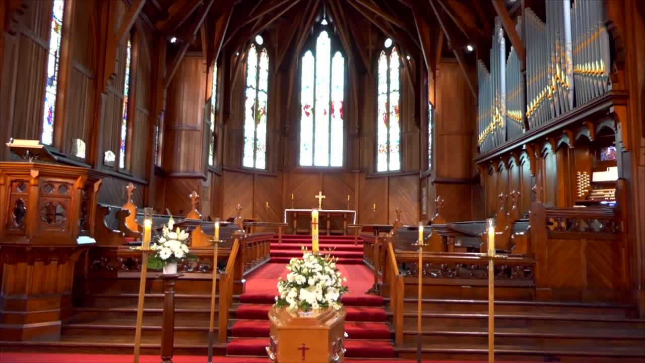 영구차나 예배당에 있는 장례식 관이나 관의 클로즈업 샷 또는 묘지의 매장